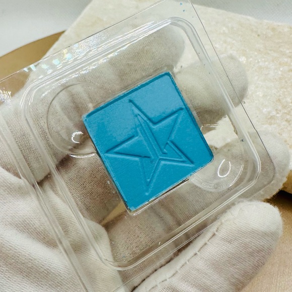 NEW! Jeffree Star Cosmetics Artistry Singles I’m Cold Eyeshadow - Picture 3 of 14